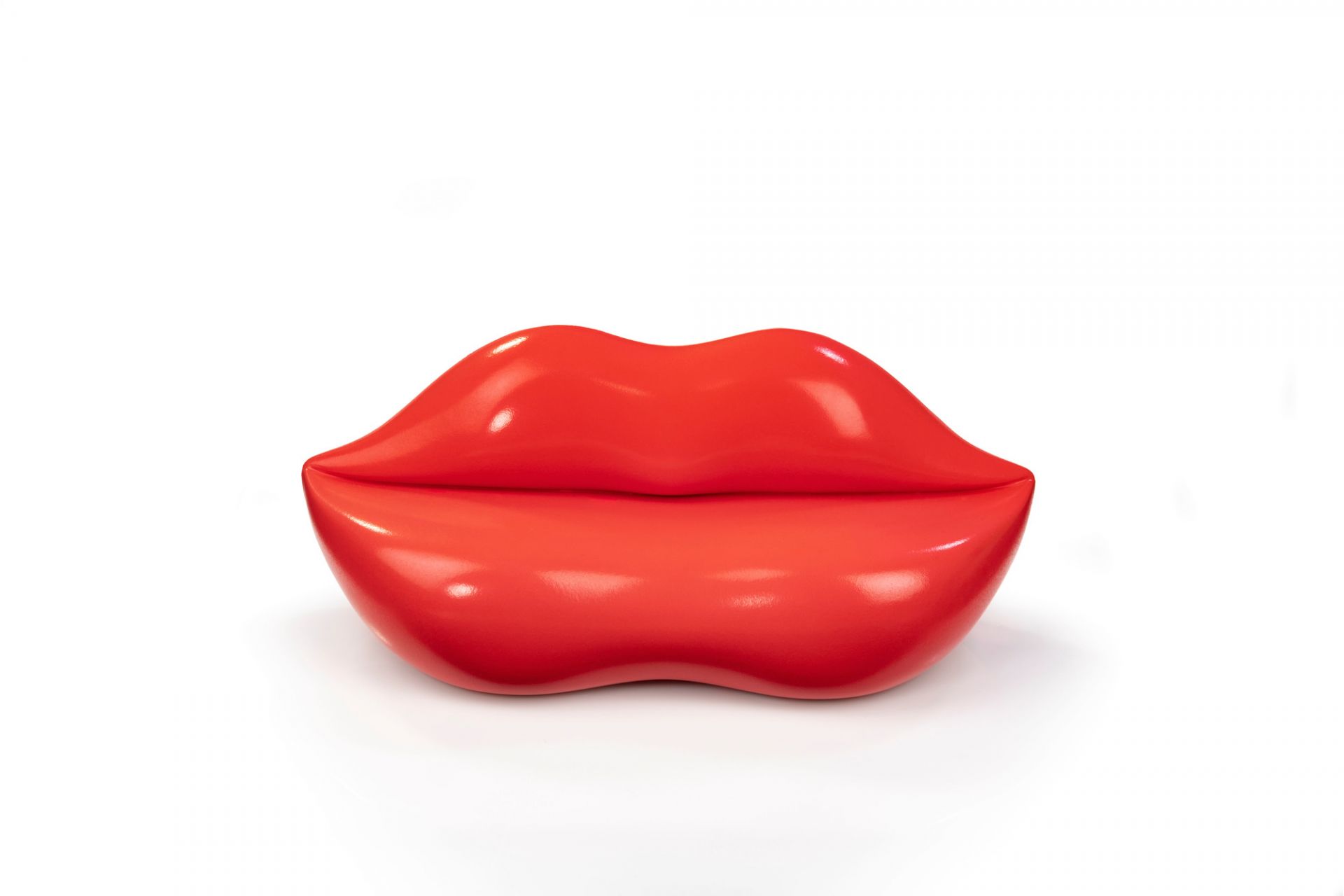 Roter Guframini Bocca Miniatur Lippenstift-Sofa, ein einzigartiges Designobjekt für moderne Wohnräume.