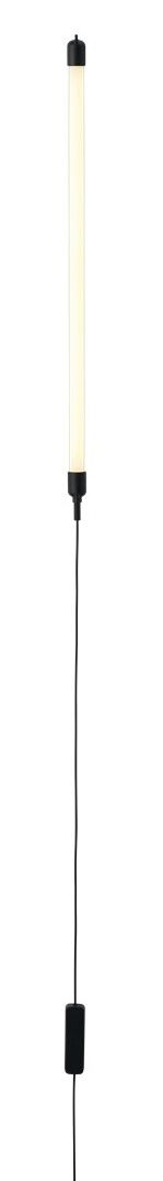 Fine Wall Wandleuchte von Muuto: Schlanke, moderne Wandlampe mit schwarzem Kabel und warmem Licht.
