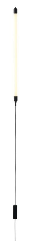 Fine Wall Wandleuchte von Muuto: Schlanke, moderne Wandlampe mit schwarzem Kabel und warmem Licht.