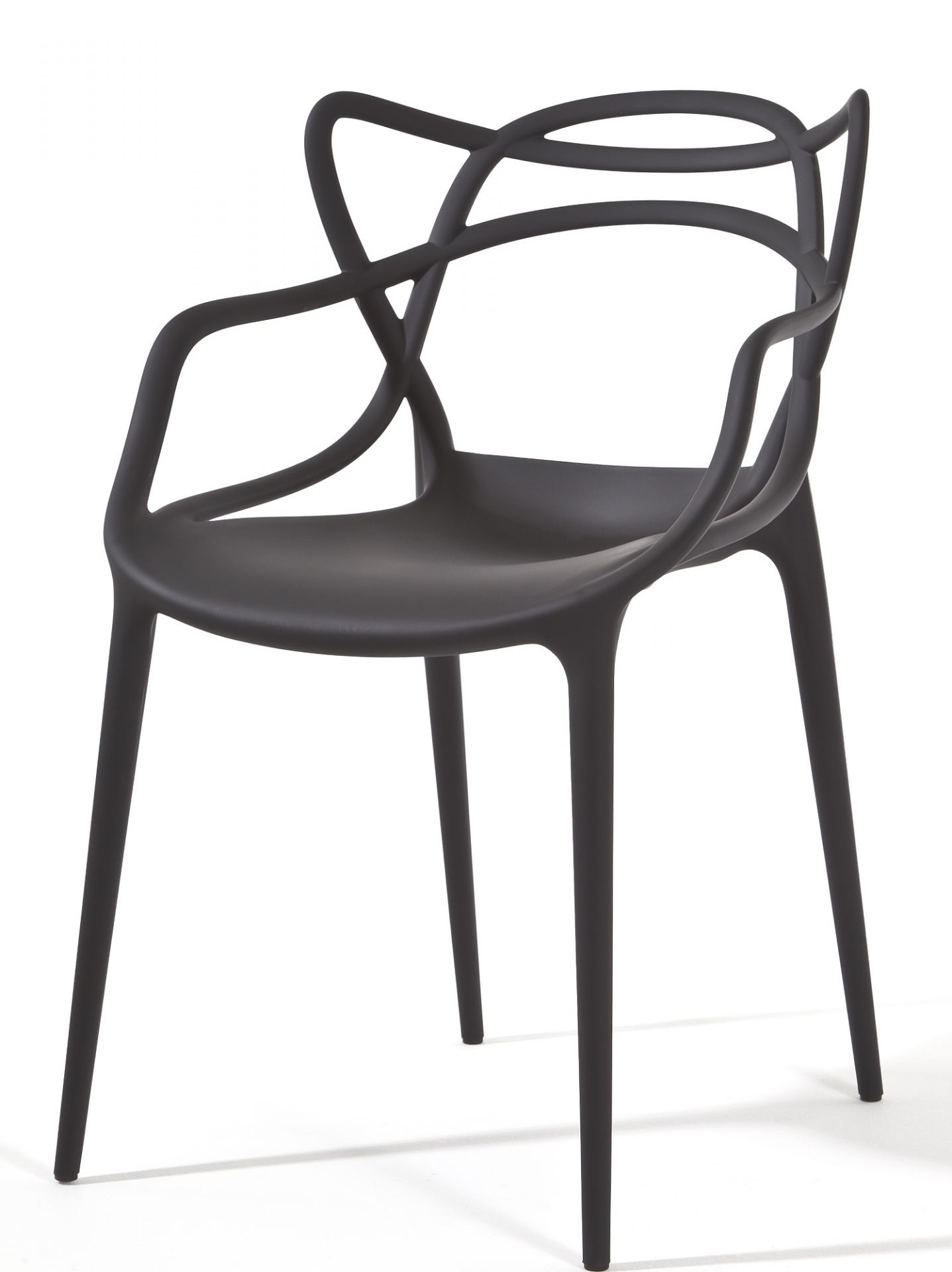 Schwarzer Masters Stuhl von Kartell: Designstuhl mit Armlehnen und filigraner Rückenlehne für Esszimmer.
