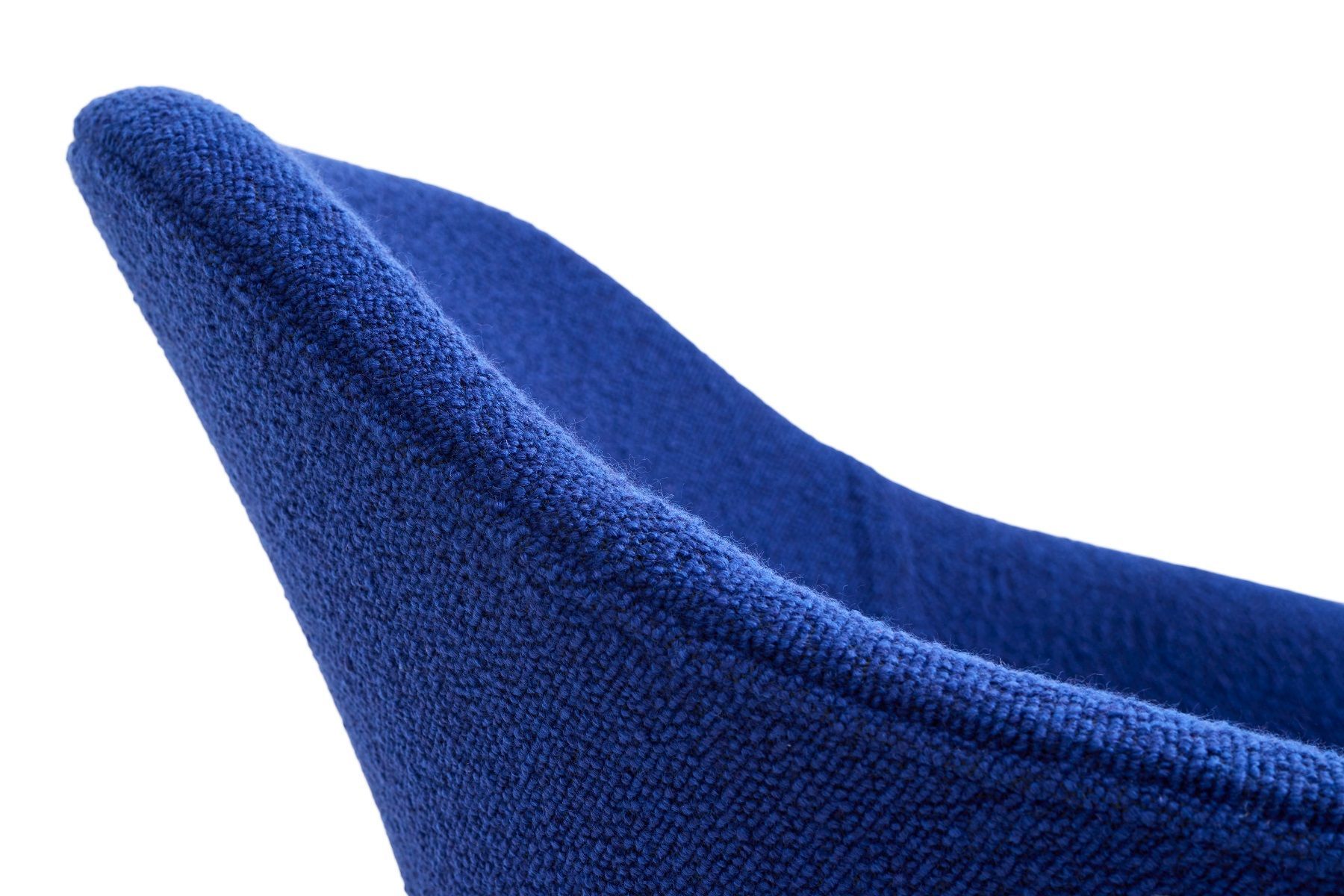 Detailaufnahme des blauen About a Lounge AAL 87 Sessels von Hay, der die Textur des Stoffes zeigt.