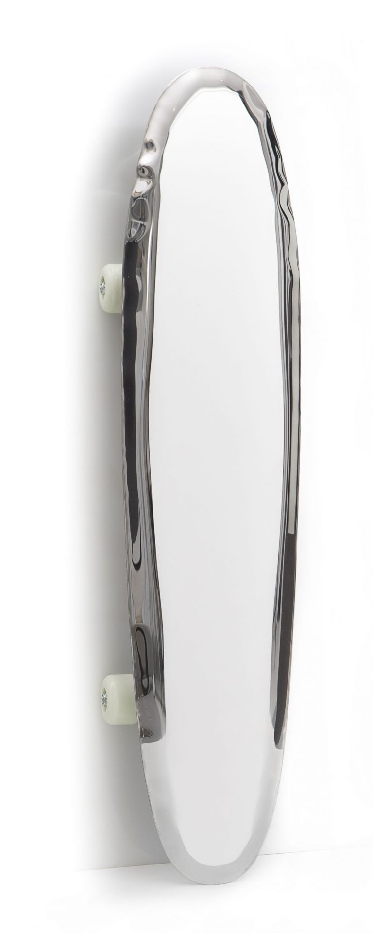 Bolid Spiegel von Zieta, ein moderner Wandspiegel in Skateboard-Form mit glänzender Oberfläche.
