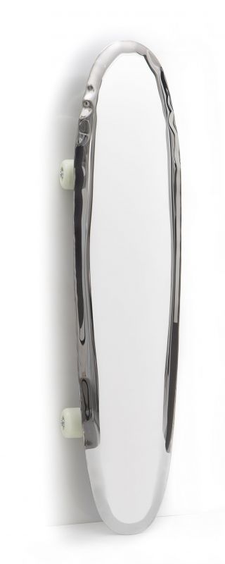 Bolid Spiegel von Zieta, ein moderner Wandspiegel in Skateboard-Form mit glänzender Oberfläche.