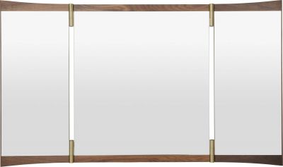 Gubi Vanity Wall Mirror 3 Wandspiegel mit Holzrahmen und Messingdetails für Badezimmer oder Ankleidezimmer.