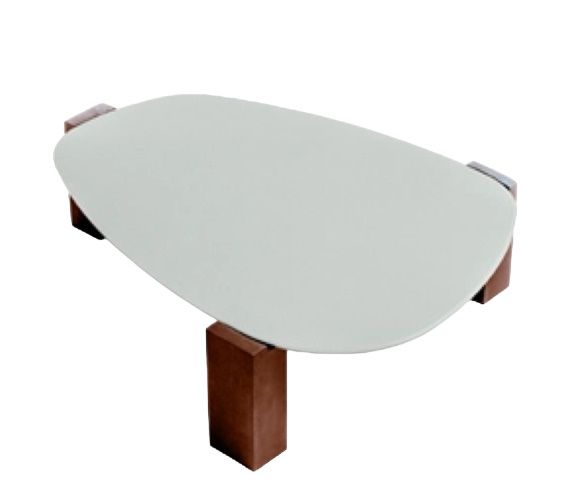 Gogan Couchtisch von Moroso: Moderner Wohnzimmertisch mit ovaler, heller Platte und dunklem Holzfuß.
