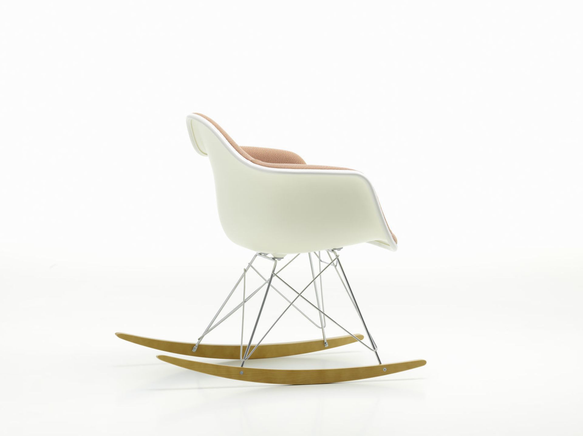 Eames Plastic Armchair RAR Schaukelstuhl von Vitra, vollgepolstert, mit Ahorn-Kufen und verchromtem Gestell.