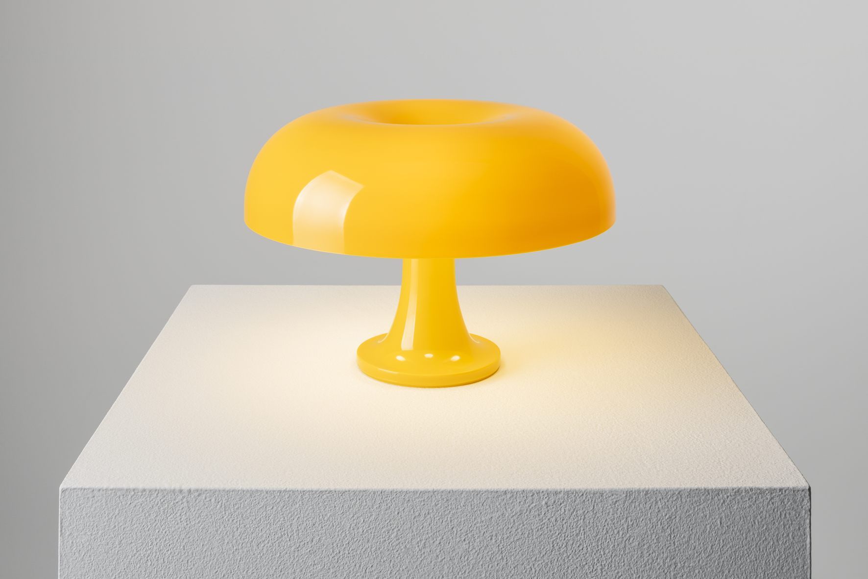 Gelbe Nessino Tischleuchte von Artemide, Pilzdesign, moderne Lampe für Wohnzimmer und Schlafzimmer.