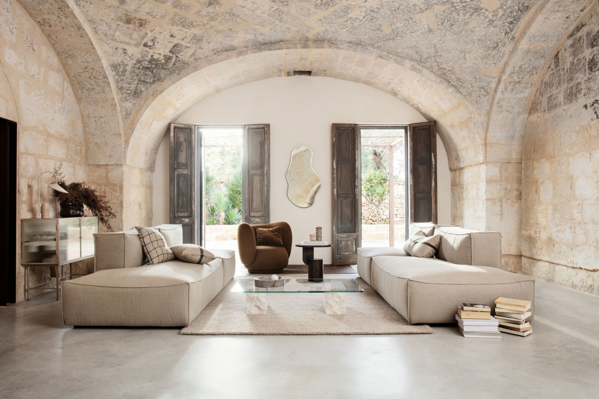 Wohnzimmer mit Rico Lounge Chair Bouclé Sessel von Ferm Living und beigen Sofas.
