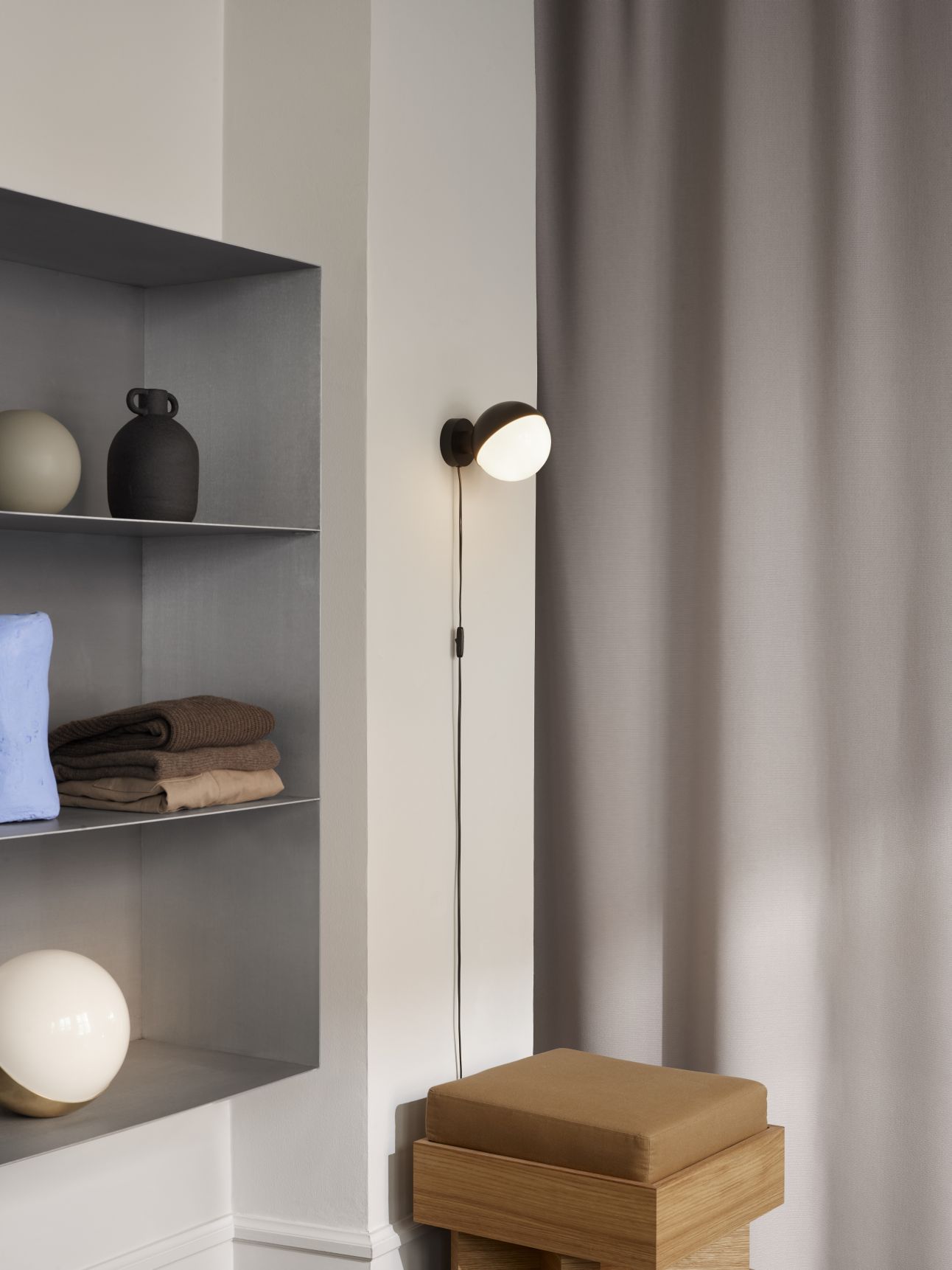 Nahaufnahme der VL Studio Wandleuchte von Louis Poulsen, modernes Design mit sanftem Licht.