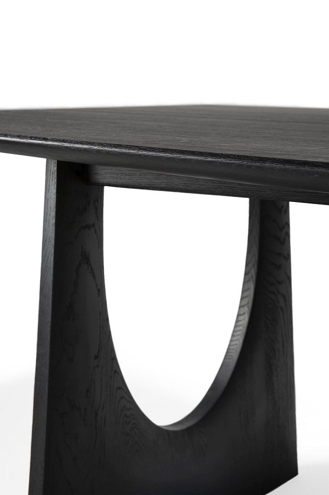 Detailaufnahme des Ethnicraft Geometric Esstischs aus schwarzer Eiche mit einzigartigem, modernem Design.