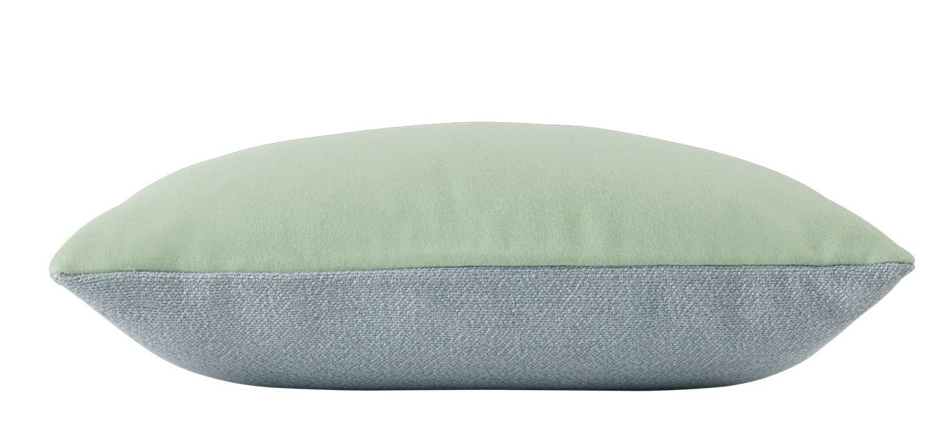 Nahaufnahme des Muuto Mingle Cushion Kissens in Hellgrün und Grau, modernes Dekokissen für Wohnzimmer.