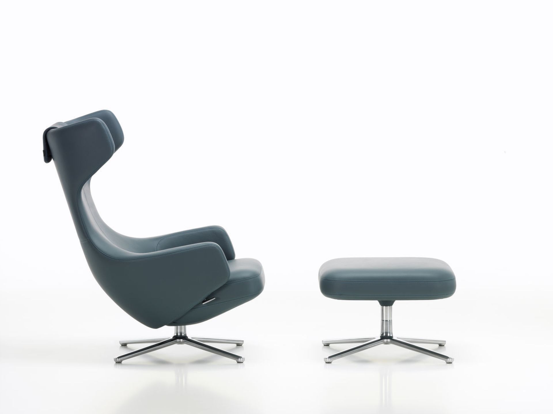 Grauer Grand Repos Sessel mit Ottoman von Vitra, poliertem Fußkreuz, für entspanntes Sitzen.