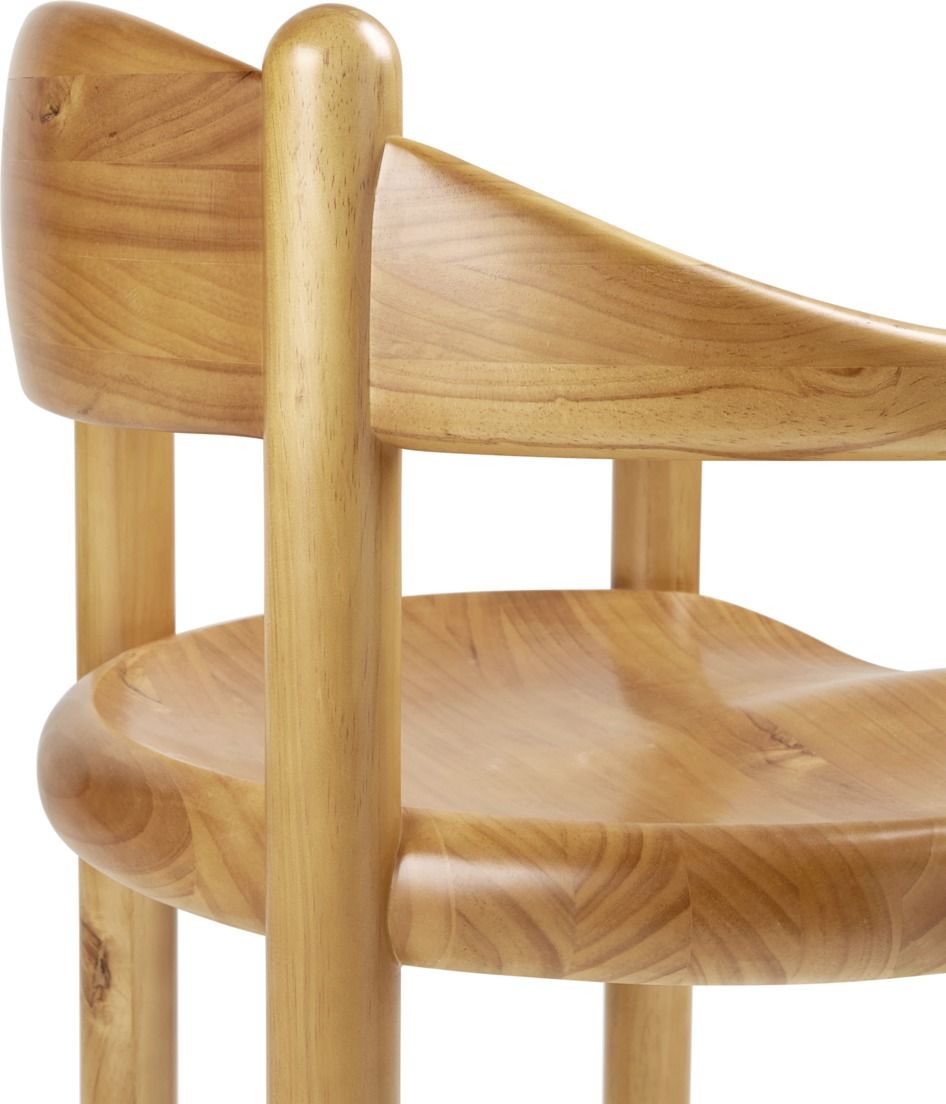 Detailaufnahme Daumiller Stuhl von Gubi, Esszimmerstuhl aus hellem Holz, skandinavisches Design.
