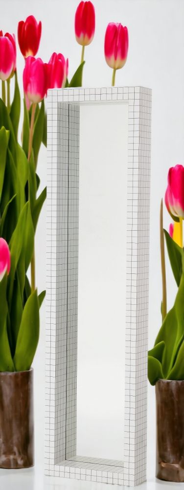 476 Quaderna Spiegel von Zanotta mit weißem, quadratischem Rastermuster und pinken Tulpen als Dekoration.