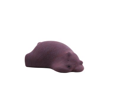 Nahaufnahme des Vitra Resting Bear, ein dekoratives Stofftier in Bärenform, rot-blau meliert.