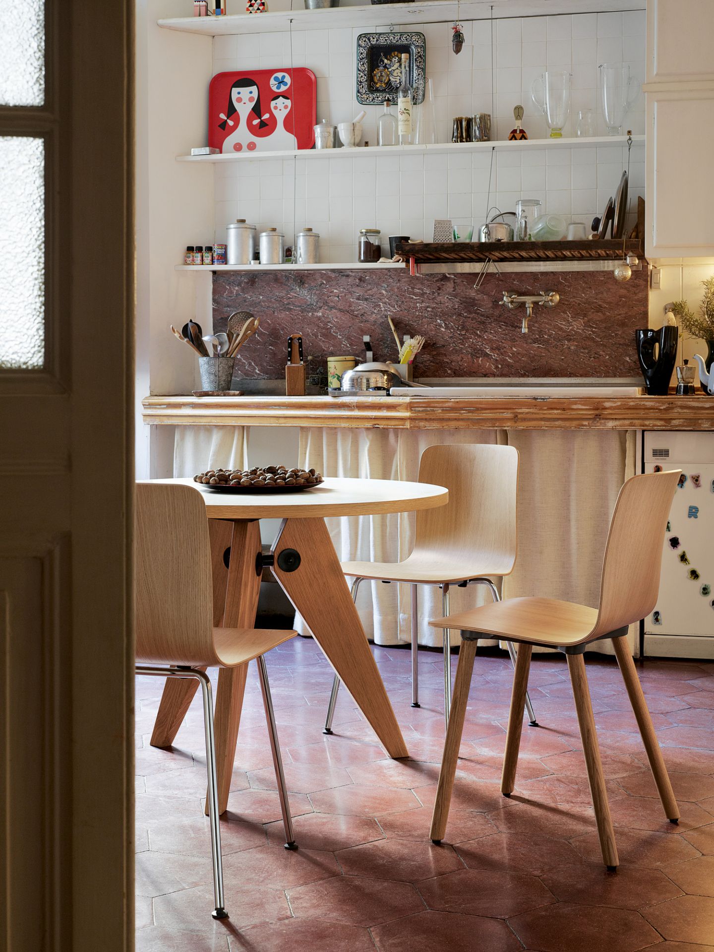 Hal Ply Wood Stühle von Vitra in heller Holzausführung um einen Esstisch in der Küche.
