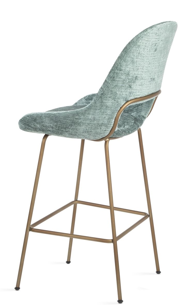 Theia Counter Armchair Low Barhocker von Freifrau Manufaktur, mintfarbener Stoffbezug und goldenes Metallgestell.