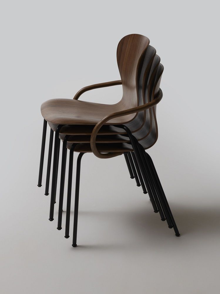 Stapel von vier Thonet S 220 F Formholzstühlen mit Armlehne und schwarzem Stahlrohrgestell.