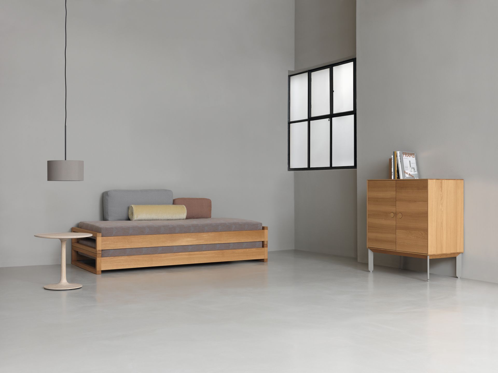 Guest 90 Holzbett: Modernes Gästebett aus Holz mit minimalistischem Design und passendem Nachttisch.