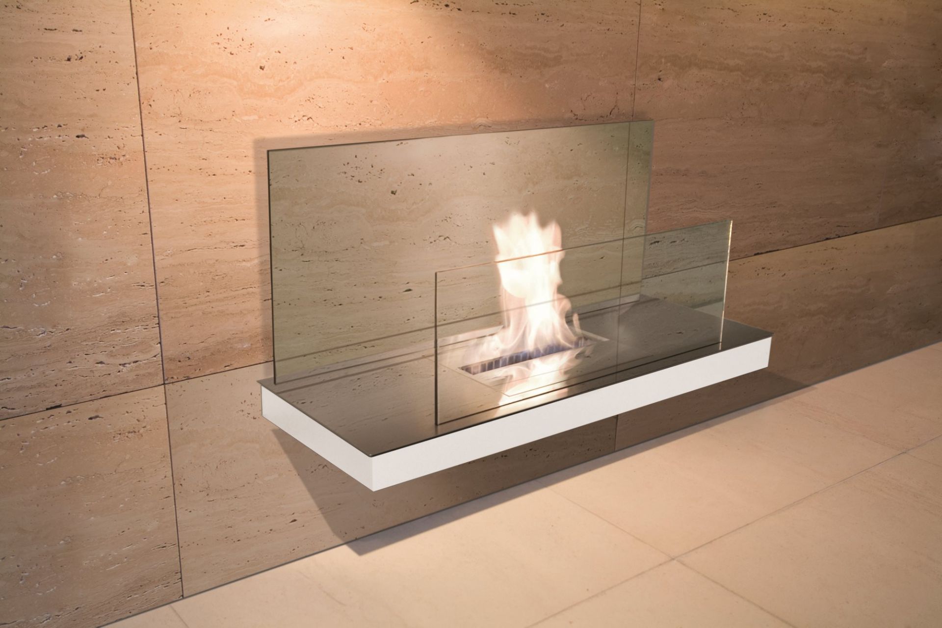 Wall Flame Ethanol Kamin Radius an beiger Wand mit Glasscheiben und brennendem Bioethanol Feuer.