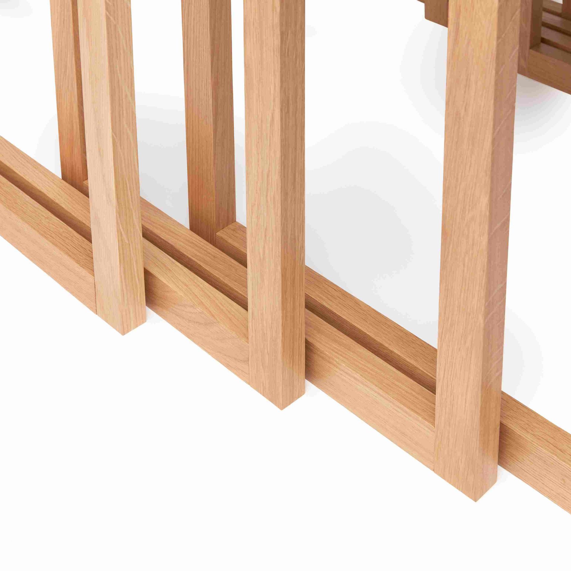 Detailaufnahme der Holzbeine vom Bauhaus Nesting Tables Satztische 4er Set von Klein & More.