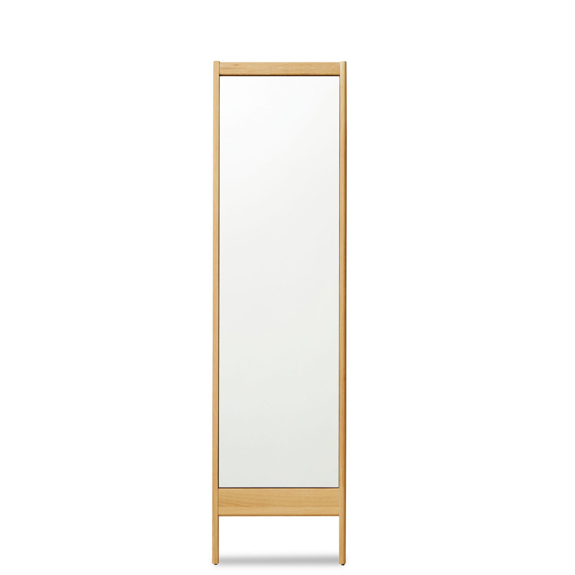 A Line Spiegel mit hellem Holzrahmen, stehend. Moderner Standspiegel für Schlafzimmer und Ankleidezimmer.