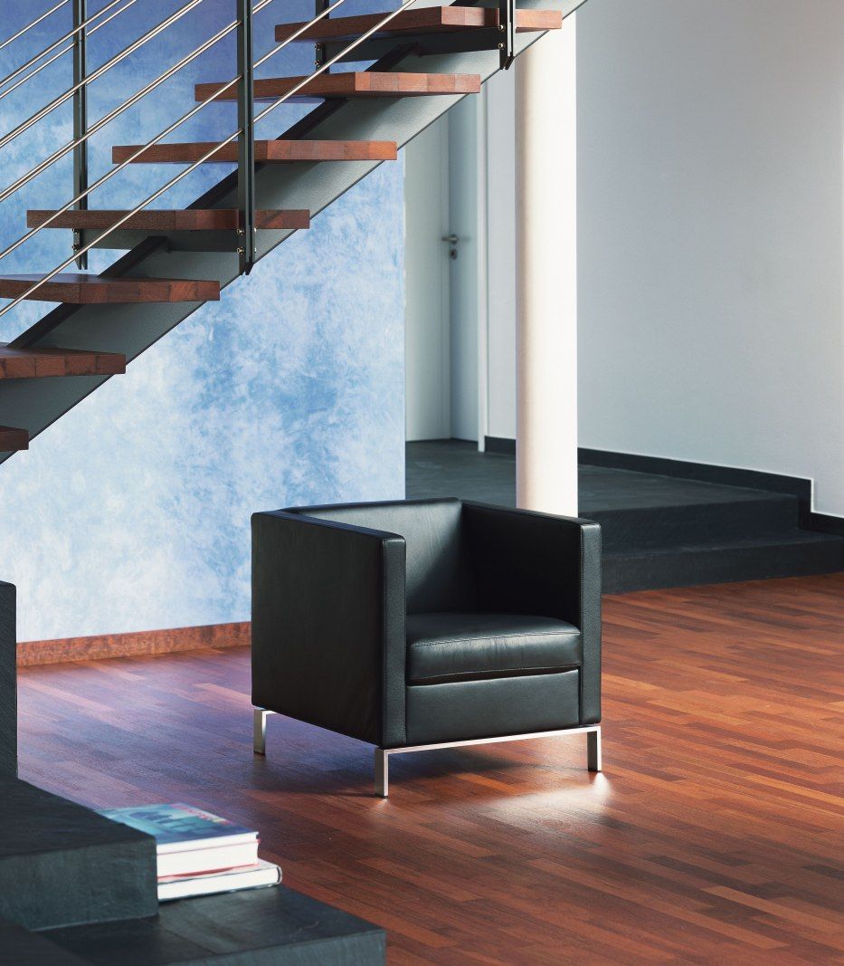 Schwarzer 501 Foster Sessel von Walter Knoll mit Lederbezug und Metallfüßen vor Treppe.