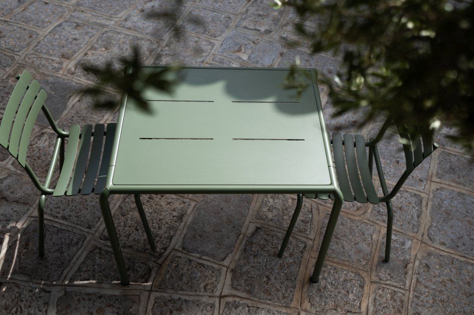 Alua Dining Chair von Houe, grüner Outdoor Stuhl und Tisch auf Steinterrasse.