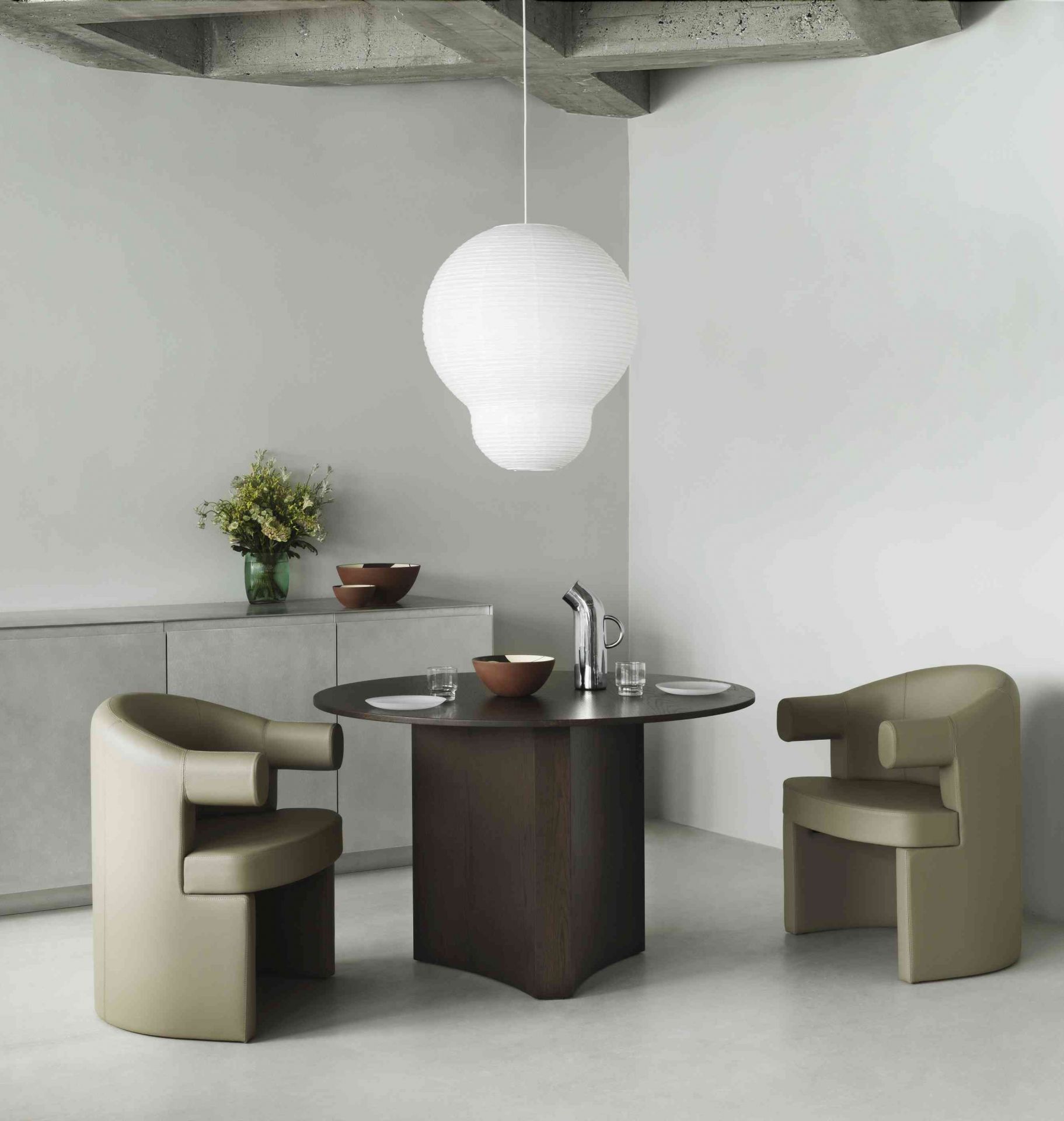Bue Table Esstisch von Normann Copenhagen mit Stühlen und Tischdeko in modernem Esszimmer.