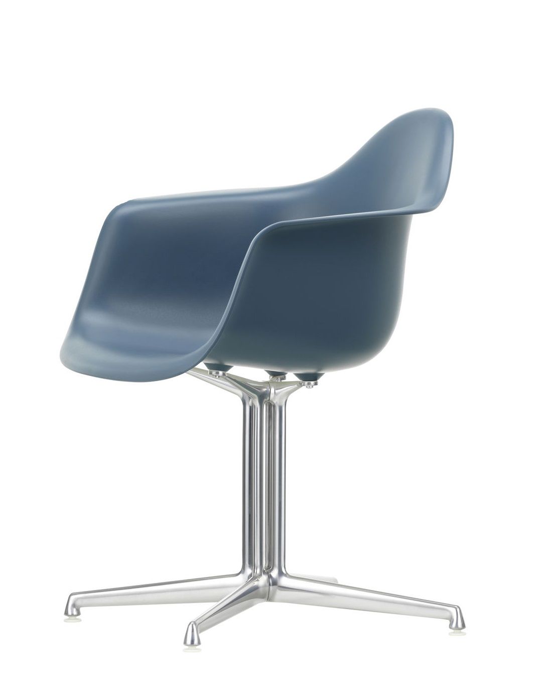 Blauer Eames Plastic Arm Chair DAL von Vitra mit verchromtem Vierfuß-Untergestell, seitliche Ansicht.