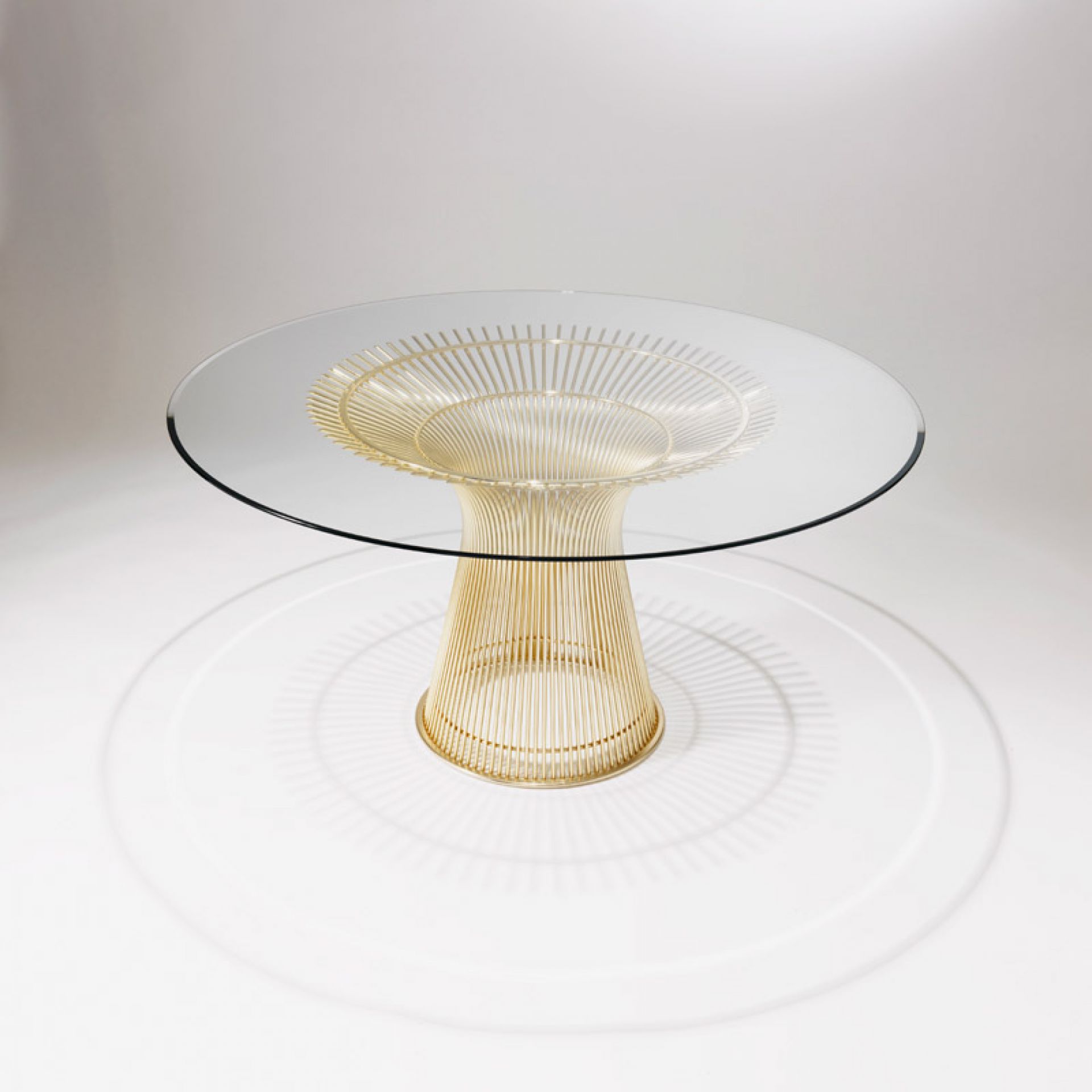 Platner Tisch von Knoll International mit Glasplatte und goldfarbenem Drahtgestell. Design Tisch.