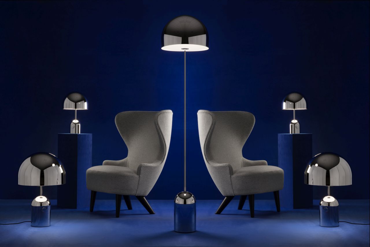 Produktbild: Moderne Bell Tischleuchte LED von Tom Dixon in Chrom, Studioaufnahme mit Sesseln.