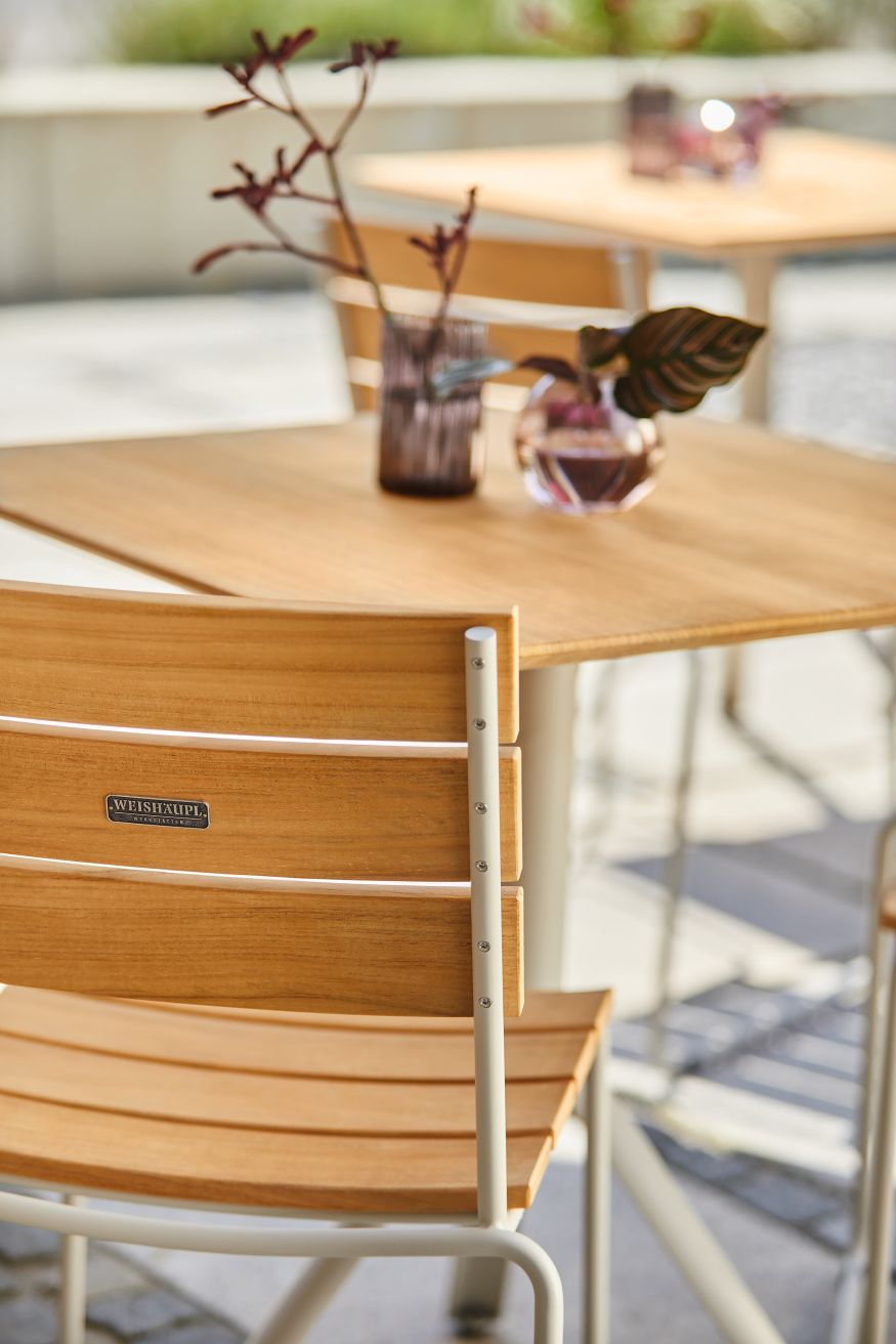Weishäupl Balcony Stuhl aus Teakholz mit pulverbeschichtetem Edelstahlgestell für den Garten.