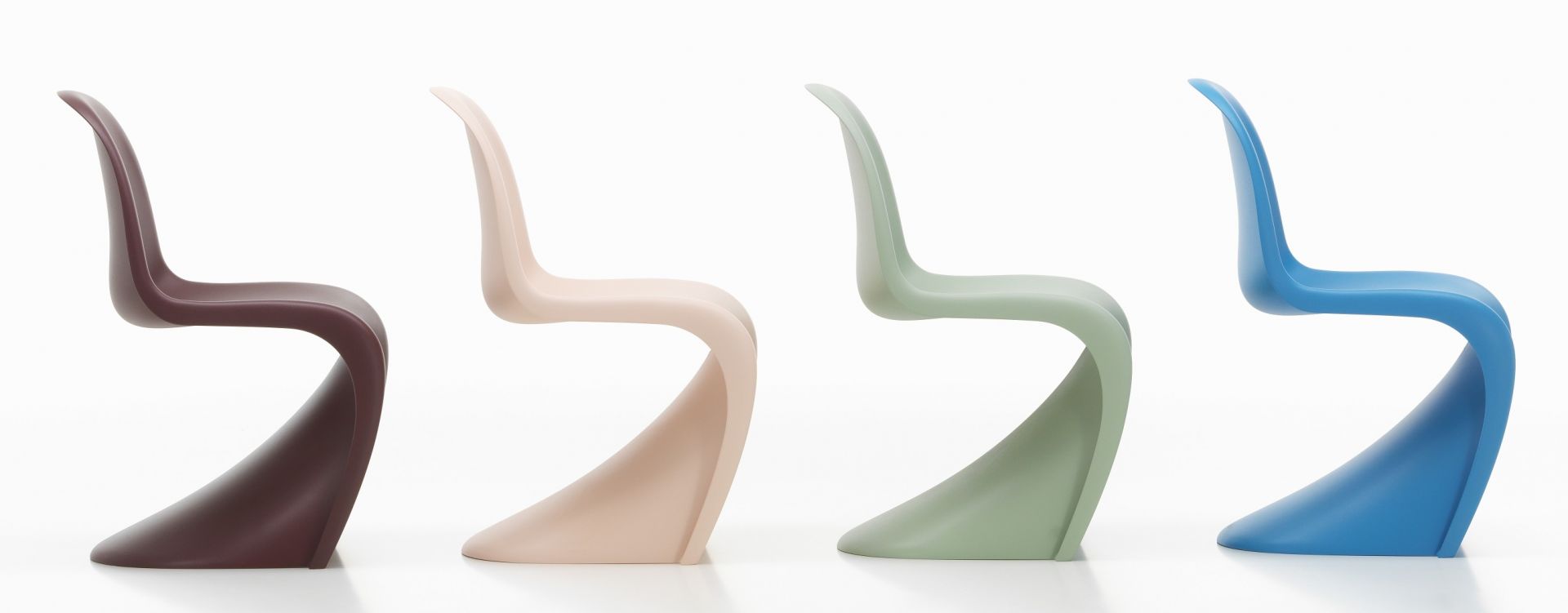 Vitra Panton Chair Kunststoffstuhl in vier Farben: Braun, Beige, Grün und Blau.