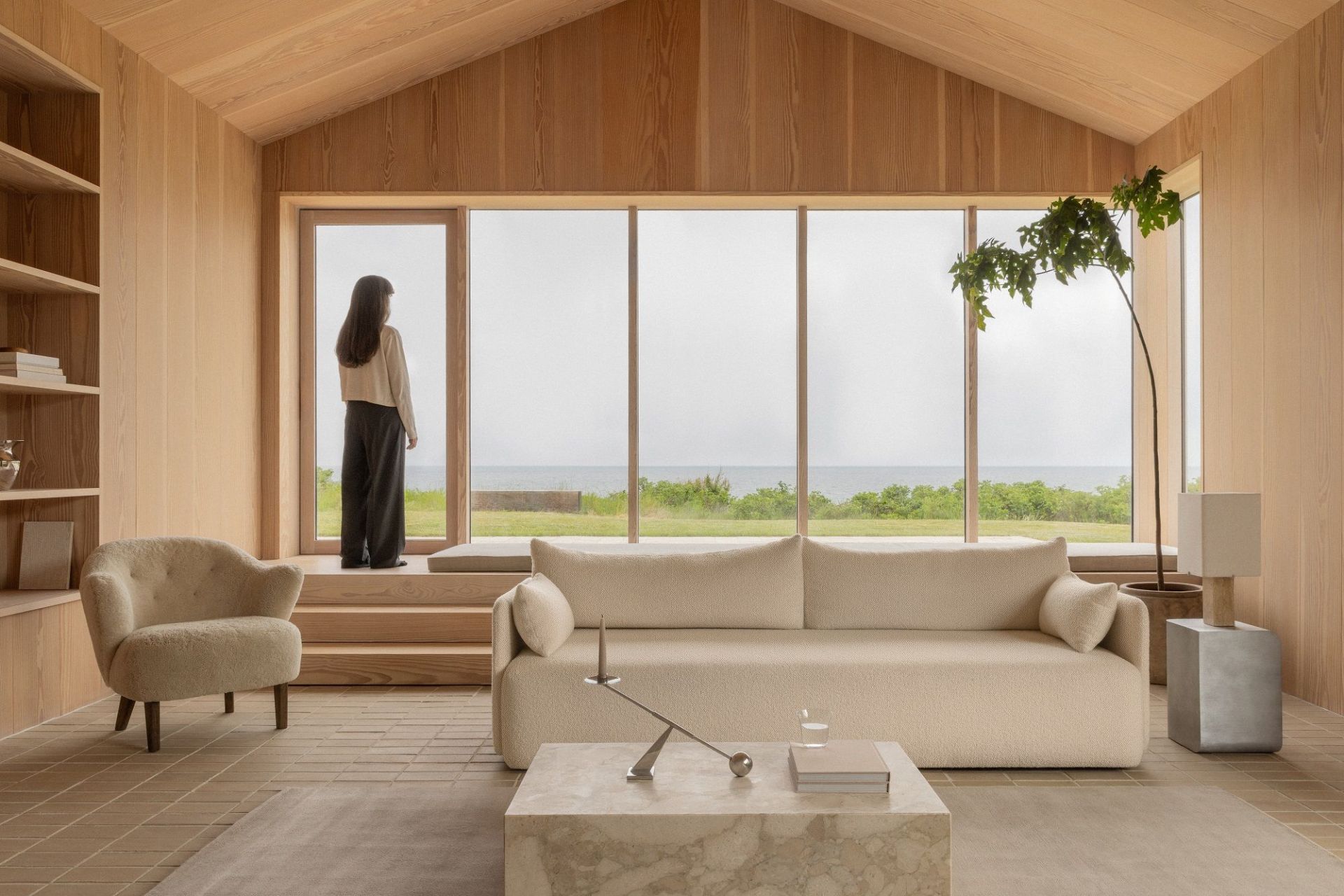 Audo Copenhagen Volume Side Table Beistelltisch im hellen Wohnzimmer mit Meerblick und moderner Einrichtung.