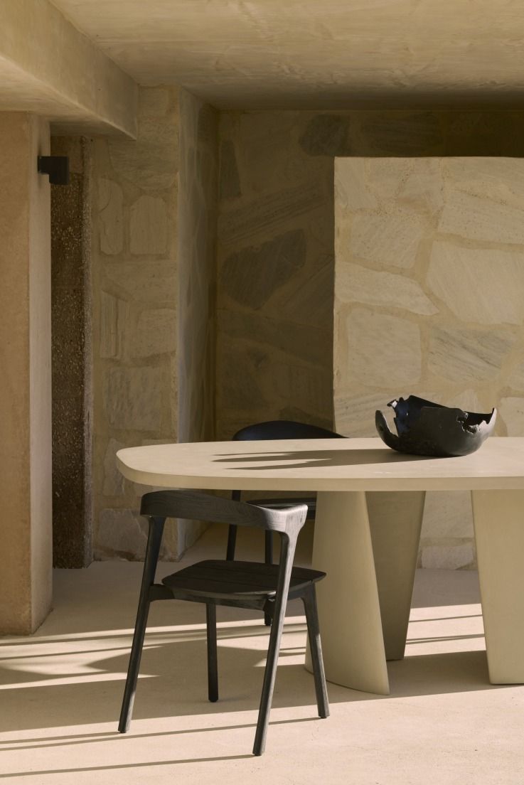 Canyon Esstisch von Ethnicraft: Moderner Outdoor Tisch aus Beton mit Stuhl und Dekoschale.