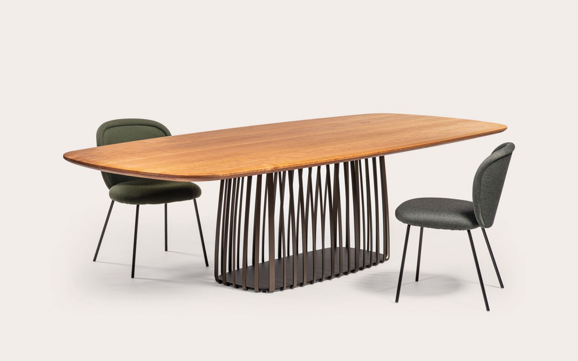 BC 07 Basket Tisch von Janua mit Eichenplatte und schwarzem, pulverbeschichtetem Gestell.