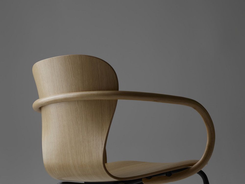 Detailaufnahme des Thonet S 220 F Formholzstuhls mit Armlehne, helles Holz und minimalistisches Design.