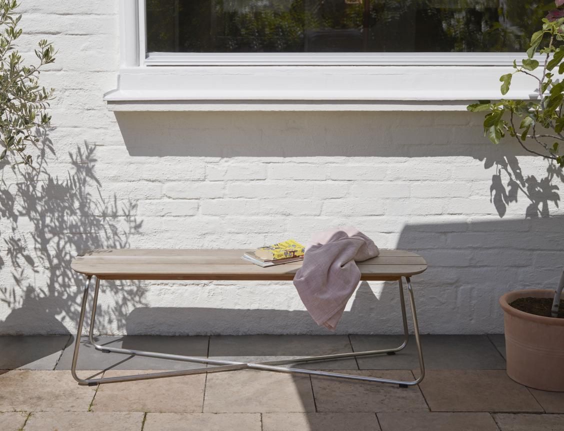 Lilium Bank von Skagerak by Fritz Hansen: Holzbank für den Außenbereich mit Stahlgestell.