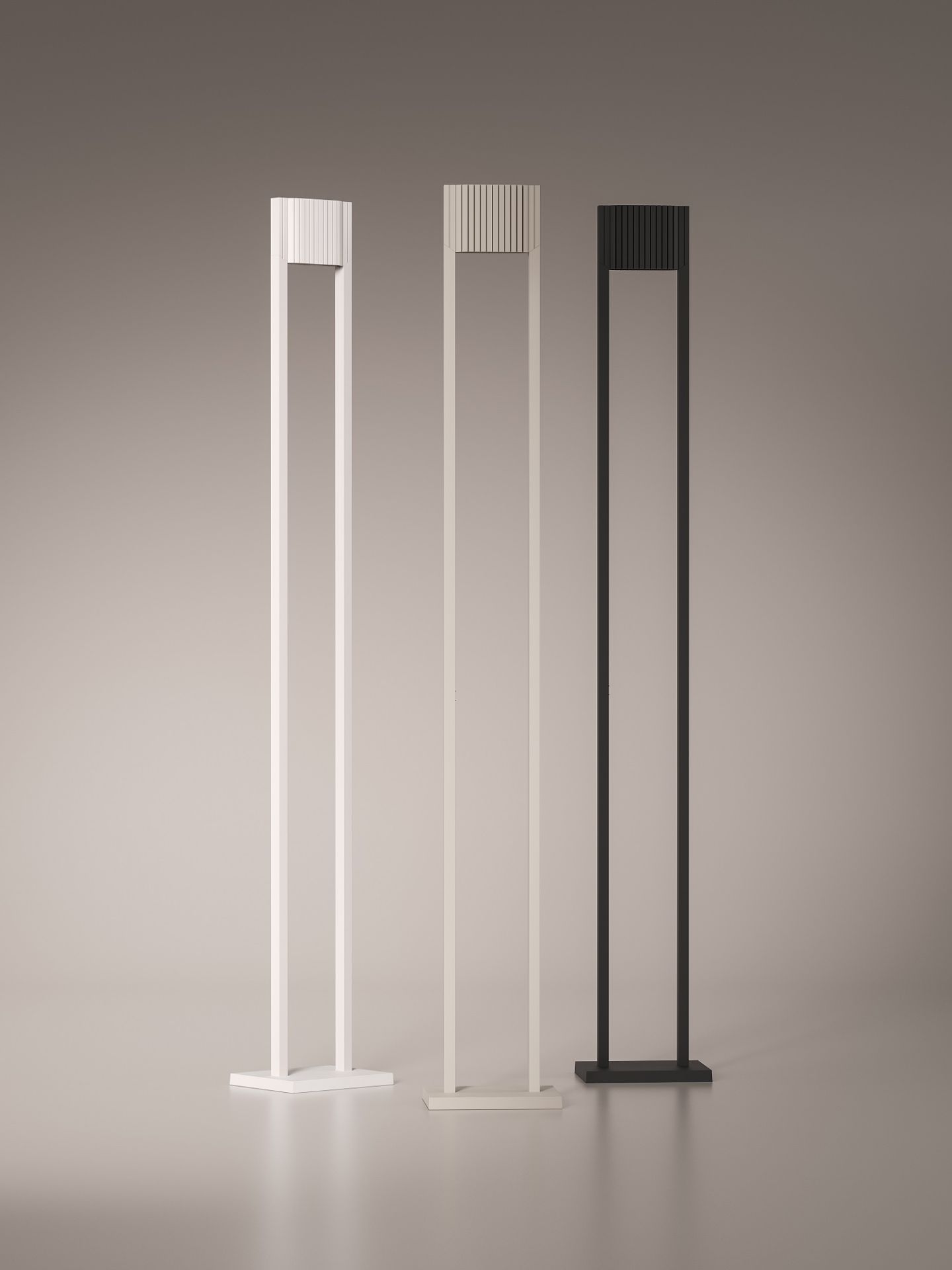 Drei Unic LED Stehleuchten in Weiß, Beige und Schwarz vor neutralem Hintergrund.