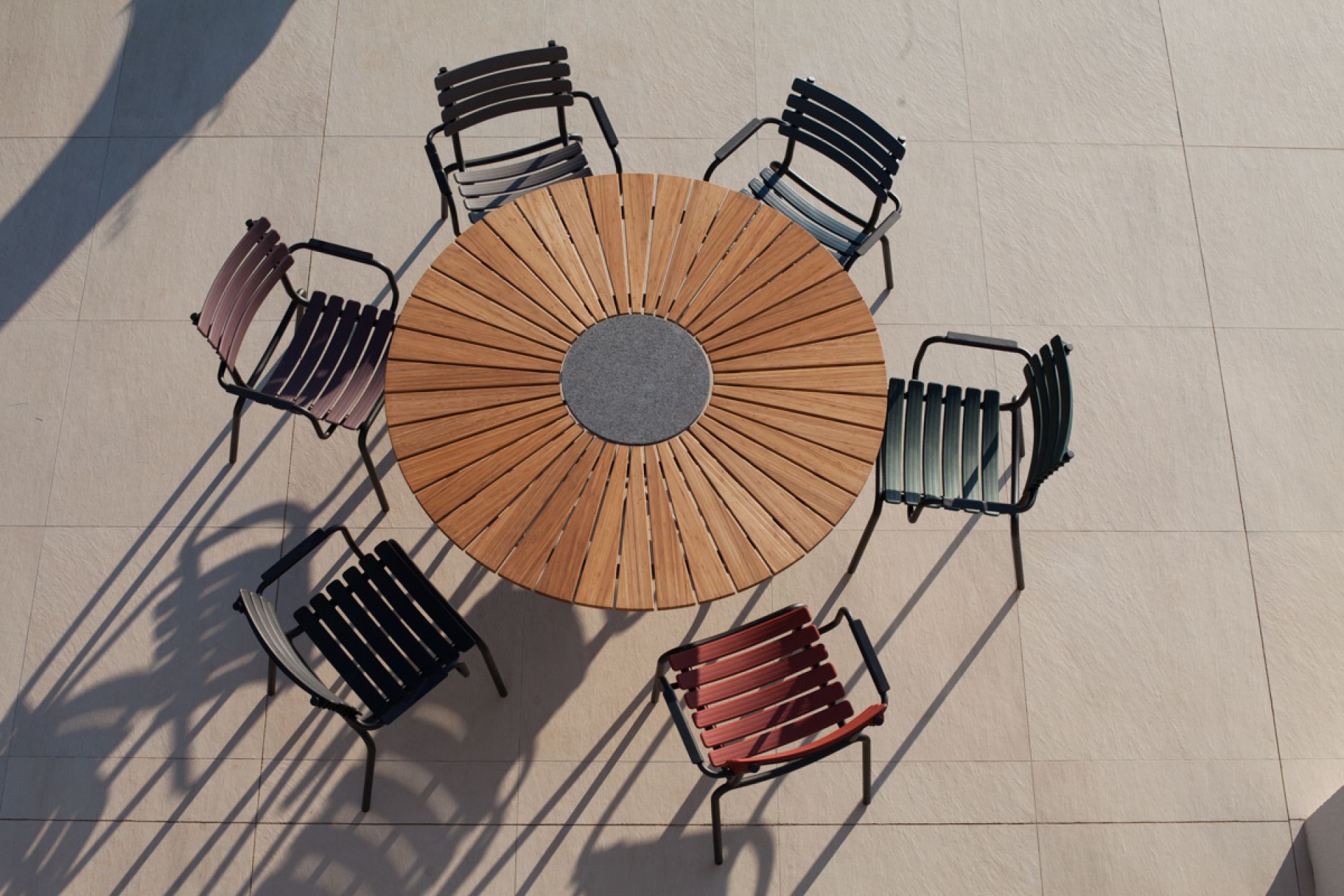 Houe Circle Outdoor Tisch 150 cm aus Holz mit farbigen Stühlen, Vogelperspektive. Gartentisch für Terrasse.