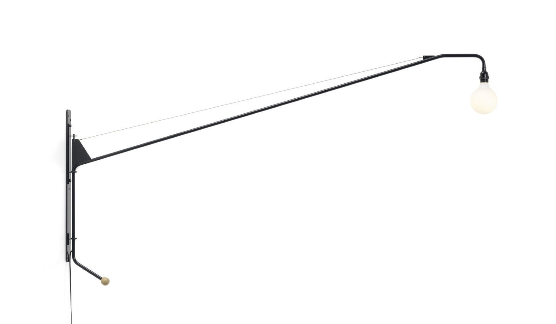 Schwarze Potence Wandleuchte von Vitra mit langem, schwenkbarem Arm und Glühbirne vor weißem Hintergrund.
