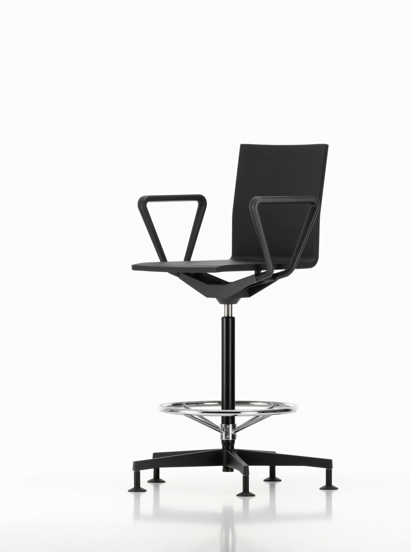 Schwarzer .04 Counterstuhl von Vitra mit Armlehnen und Fußstütze, ideal als Besucherstuhl.