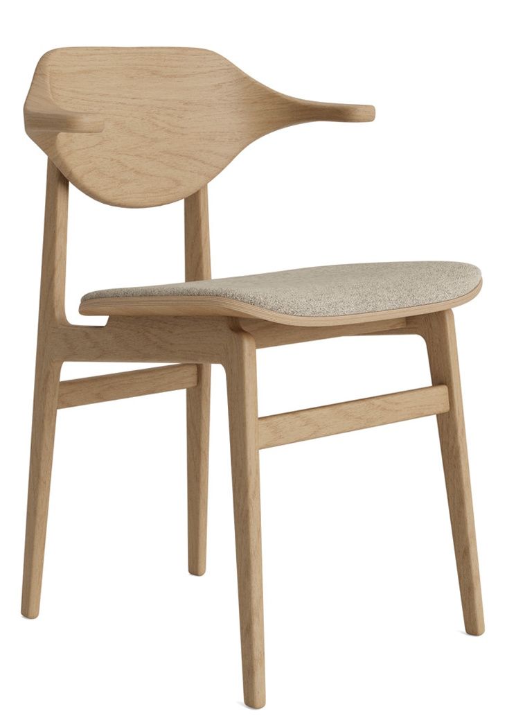 NORR11 Bufala Dining Chair Stuhl aus Eichenholz mit Armlehnen und hellgrauem Stoffbezug.