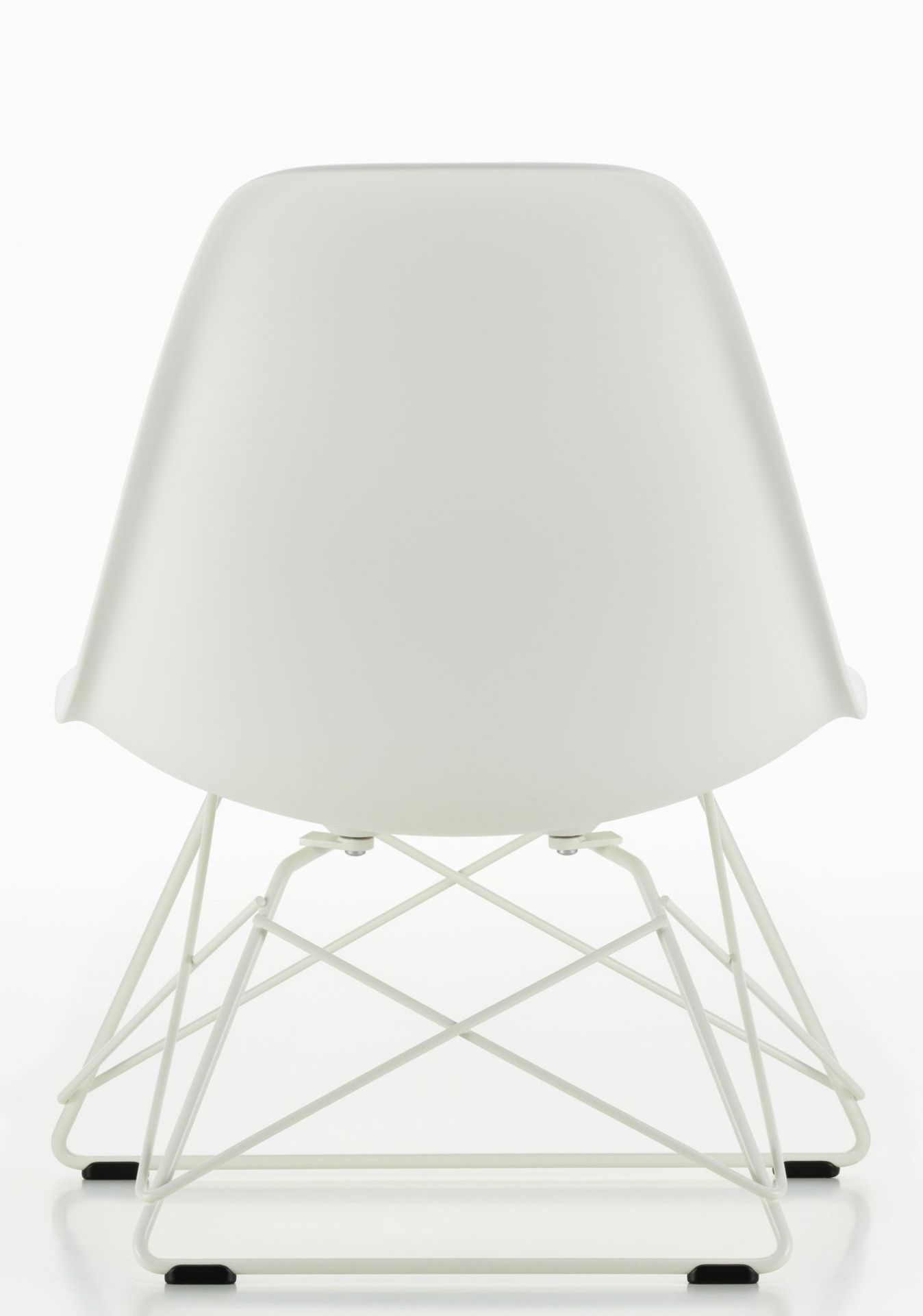Rückansicht des weißen Eames Plastic Side Chair LSR Stuhls von Vitra mit verchromtem Drahtgestell.