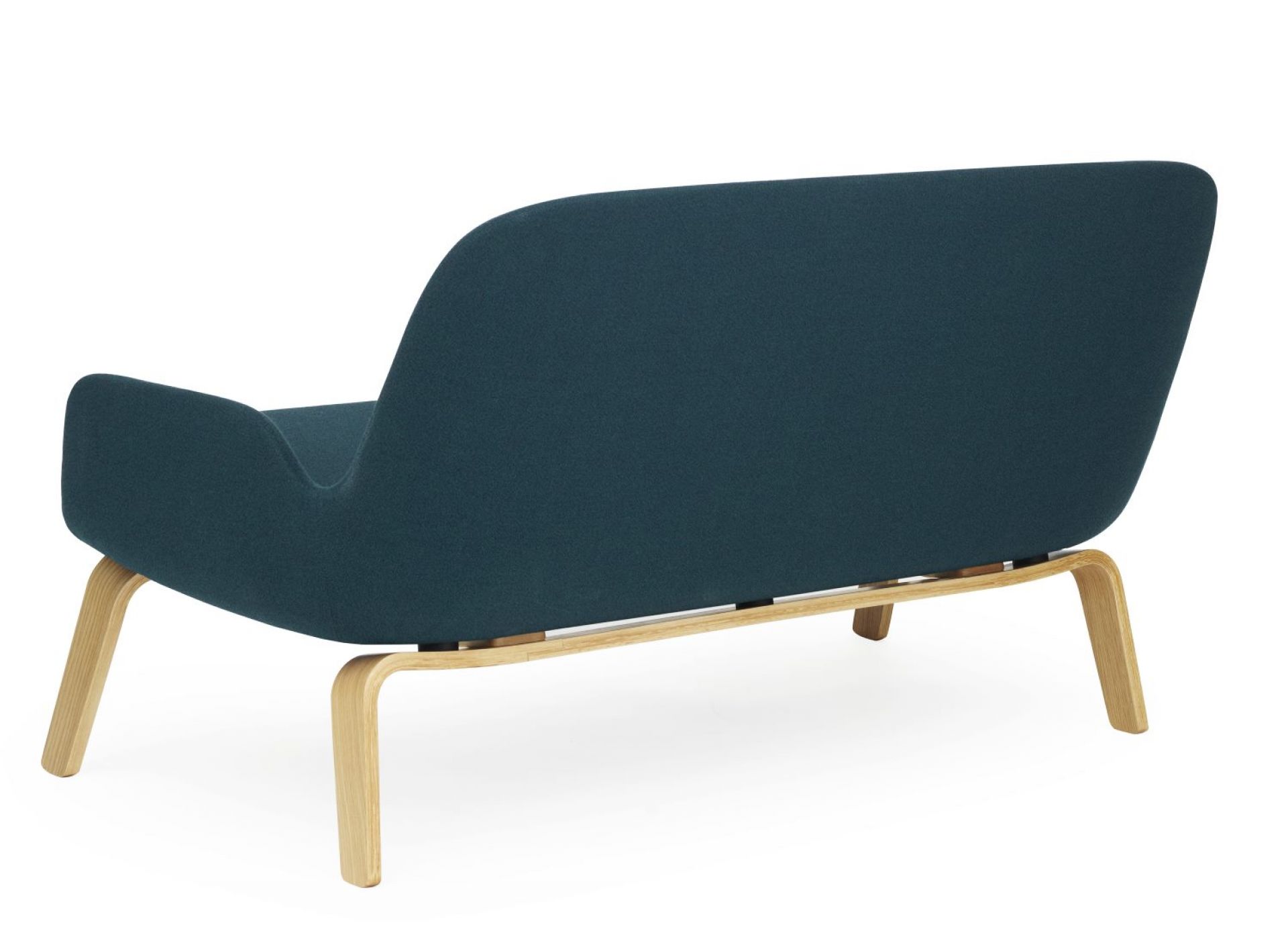 Rückansicht des Era Sofas von Normann Copenhagen mit blauem Stoffbezug und hellem Holzgestell.
