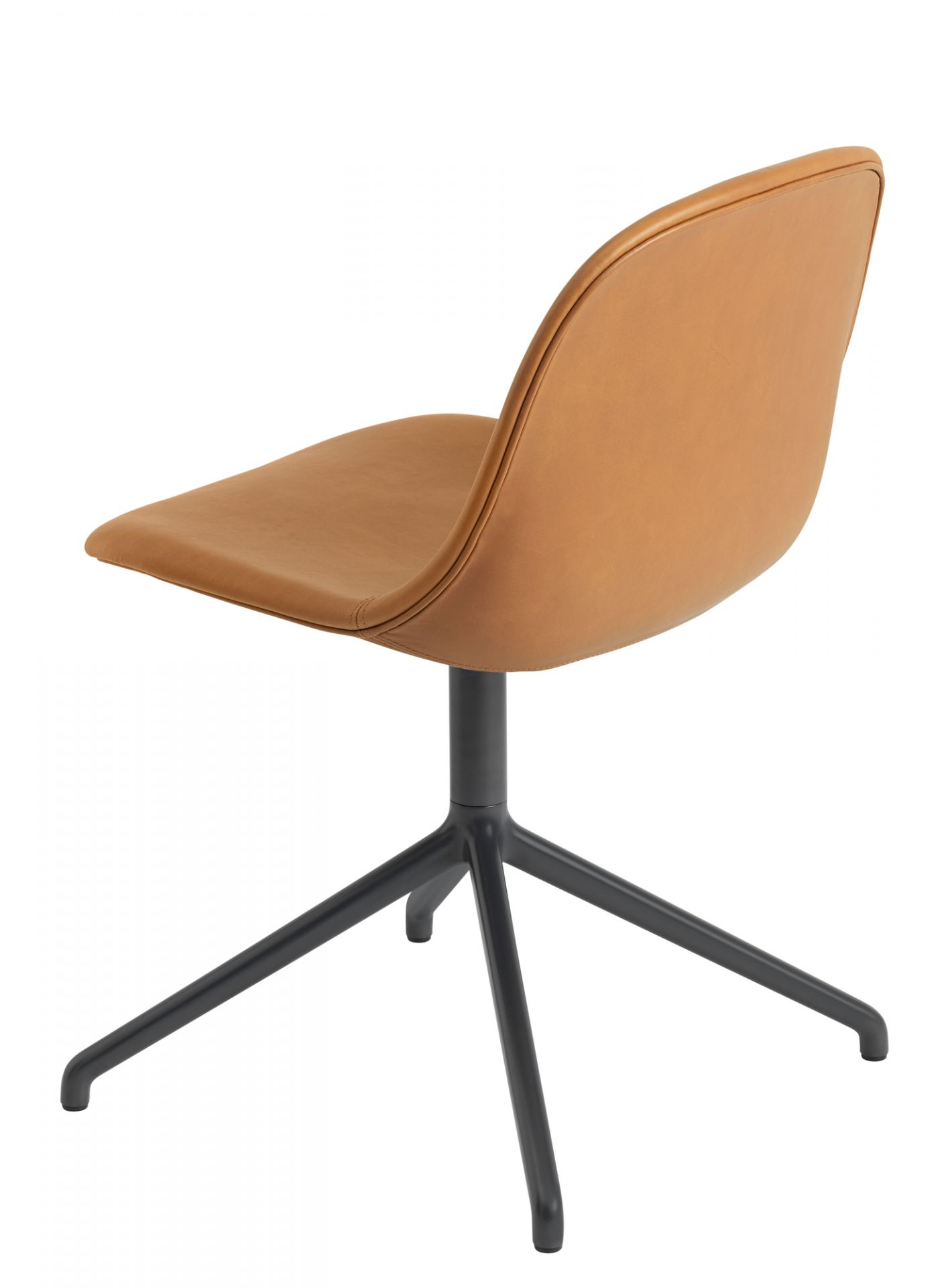 Muuto Fiber Side Chair mit Drehgestell, brauner Design Stuhl mit schwarzem Fuß.