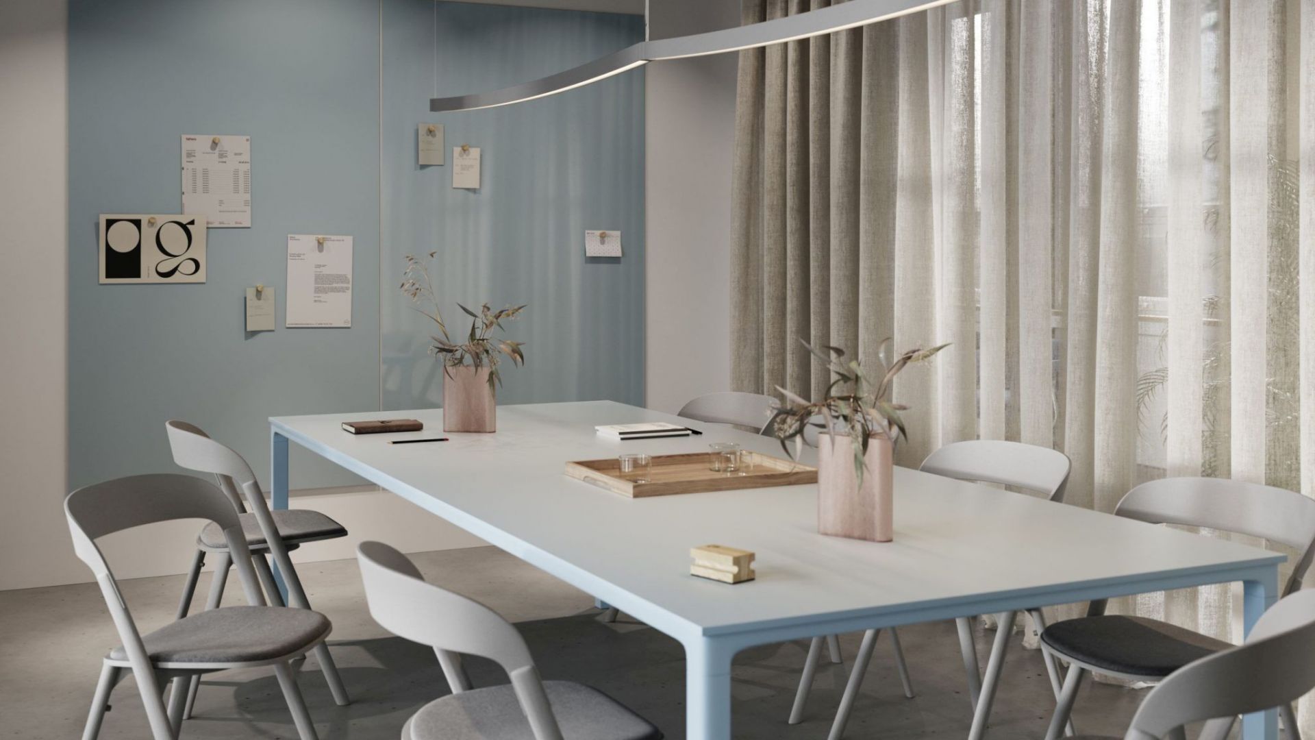 Büro mit Chat Board Classic Glastafel in Hellblau, Stühlen, Tisch, Deko und Gardinen für Besprechungen.