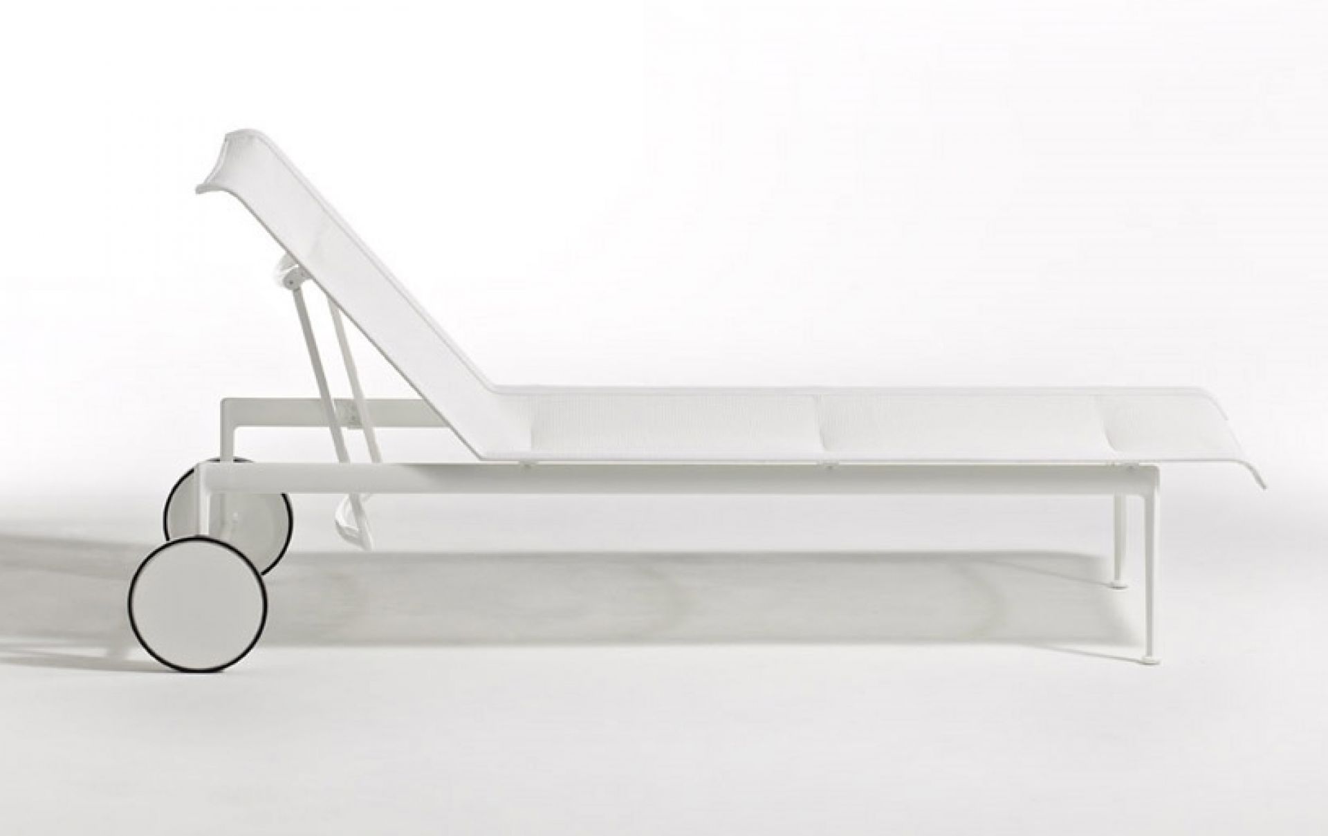 Weiße Richard Schultz 1966 Liege für den Außenbereich von Knoll International mit verstellbarer Rückenlehne und Rädern.