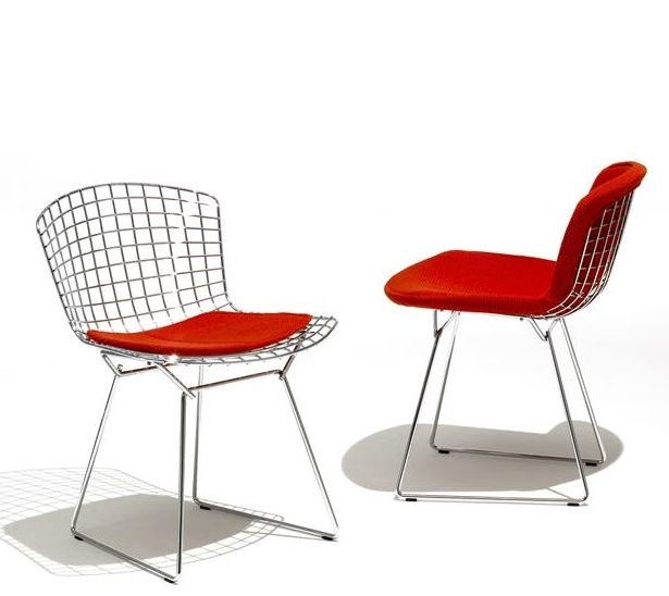 Zwei Bertoia Stühle von Knoll International mit rotem Sitzkissen, Drahtgeflecht und Chromgestell.